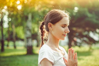 Kız açık havada yoga yaparken