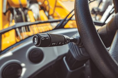 Yeni kamyonun büyük direksiyon simidi