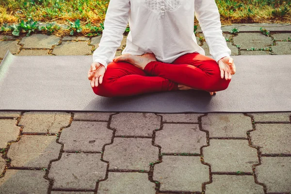 Şafakta açık havada yoga yapan kız — Stok fotoğraf