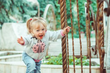 neşeli çocuk yol boyunca çalışır