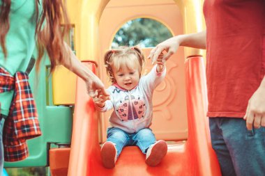 Çocuk tepeden aşağı rulo