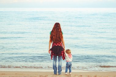 Anne ve kızı deniz kenarında.