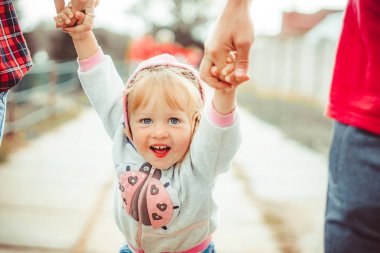 Elele çocuk ile anne yürüyüş