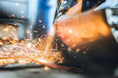 Demir işçiler, demir işçi testereleme kıvılcımları gördüm