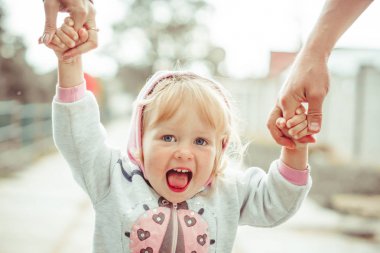 Elele çocuk ile anne yürüyüş