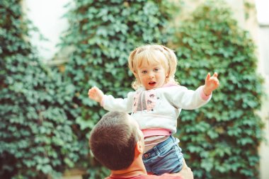 Baba çocuk kadar seçer