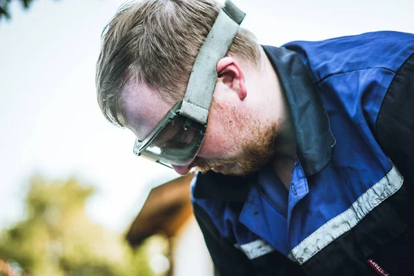 Arbeiter in der Werkstatt in Overalls — Stockfoto