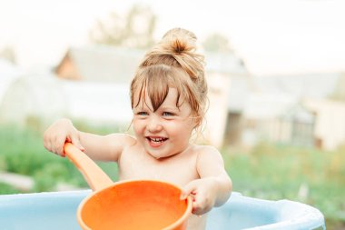 Çocuk bir banyo banyo