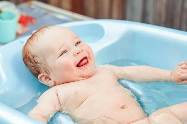 Мальчик купается в ванной на открытом воздухе — стоковое фото