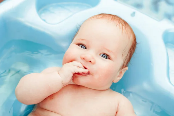 Baby boy bathed in the outdoor tub — Stock Photo, Image