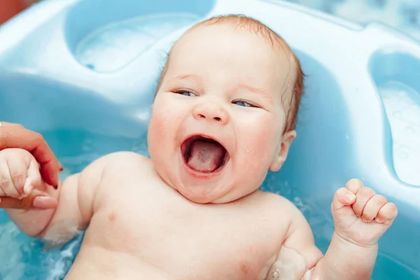 Baby boy bathed in the outdoor tub — Stock Photo, Image