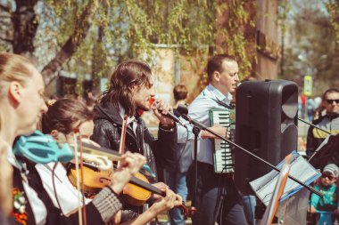 Rusya, Sibirya, Novokuznetsk - 9 Mayıs 2019: Müzisyenler sokakta şarkı söylüyor