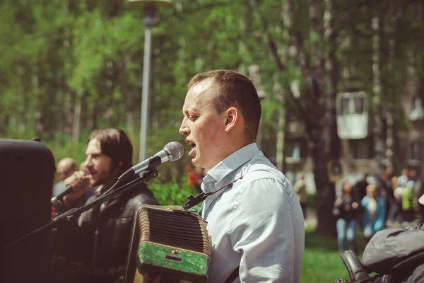 Rusland, Siberië, Novokuznetsk - 9 mei 2019: muzikanten zingen op straat — Stockfoto