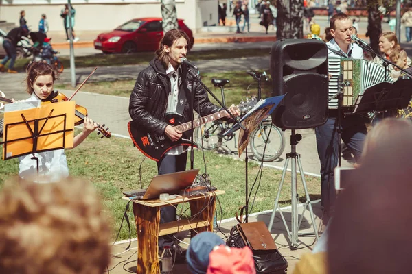 Russia, Siberia, Novokuznetsk - 9 maggio 2019: i musicisti cantano per strada — Foto Stock