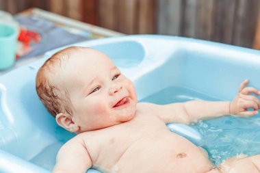 erkek bebek açık küvette yıkandı