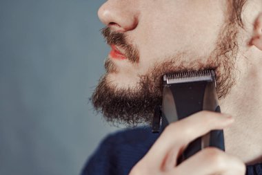 adam bir elektrikli jilet ile sakal tıraş