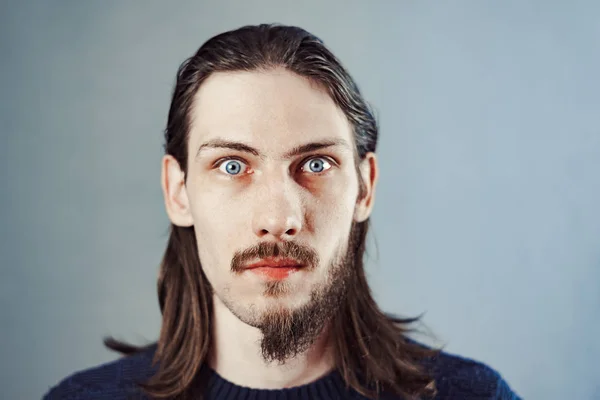 O tipo com a barba na cara — Fotografia de Stock