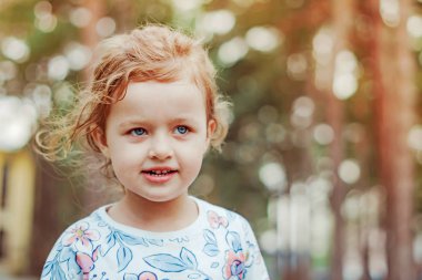 küçük kız sokakta neşeli