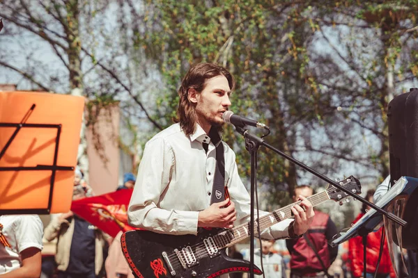 Russland, Sibirien, Nowokusnezk - 9. Mai 2019: Musiker singen auf der Straße — Stockfoto