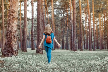 Ormanda yürüyen kız