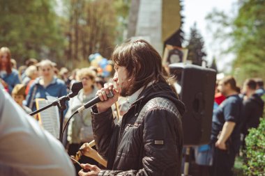 Rusya, Sibirya, Novokuznetsk - 9 Mayıs 2019: Müzisyenler sokakta şarkı söylüyor