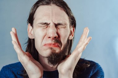 yüzünde sakal olan adam