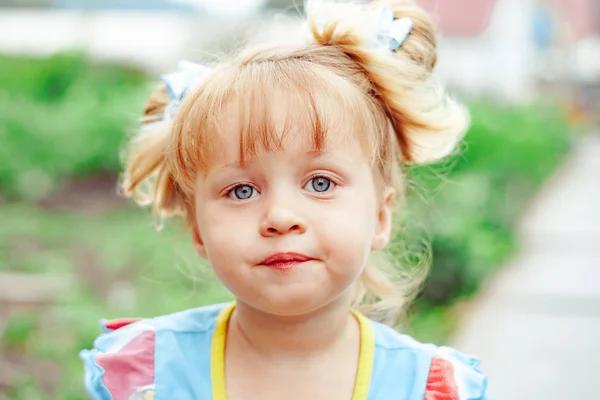 Portrait d'une petite fille dans la nature — Photo