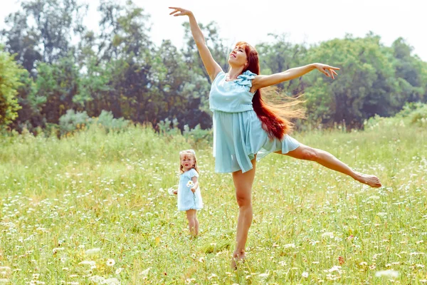 妈妈跳舞与她的女儿 — 图库照片