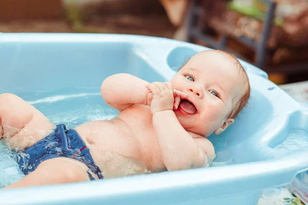 Мальчик купается в ванной на открытом воздухе — стоковое фото