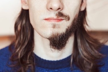 yüzünde sakal olan adam