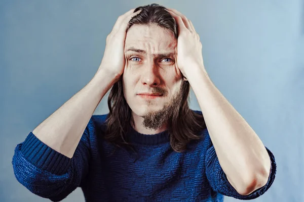 De man met de baard op de helft van zijn gezicht — Stockfoto