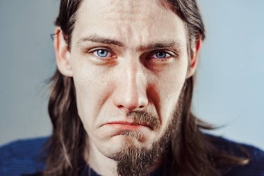 yüzünde sakal olan adam