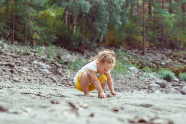 kumun üzerinde oynayan çocuk