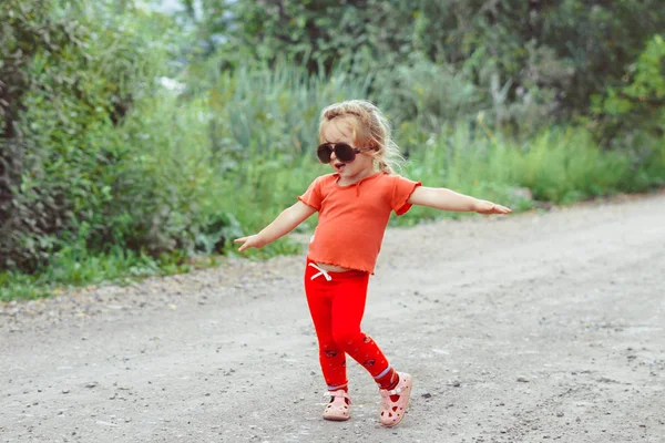 Κοριτσάκι χορεύει με τα γυαλιά — Φωτογραφία Αρχείου