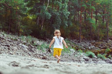 kumun üzerinde oynayan çocuk