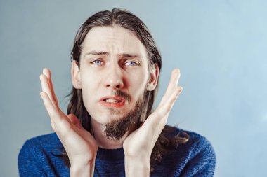 yüzünde sakal olan adam