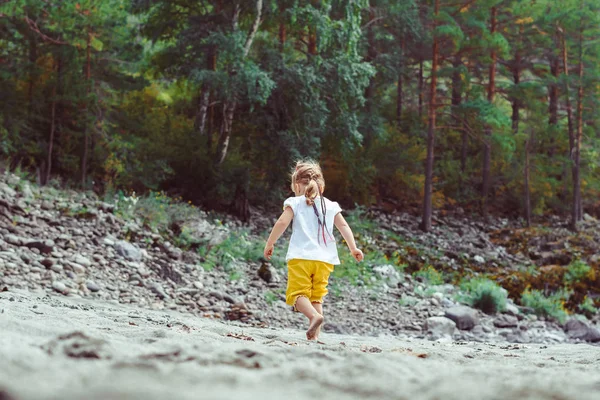 kumun üzerinde oynayan çocuk