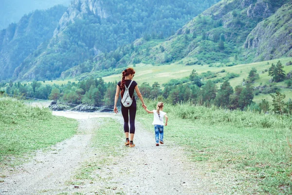 Mãe e filha estão entre as montanhas — Fotografia de Stock