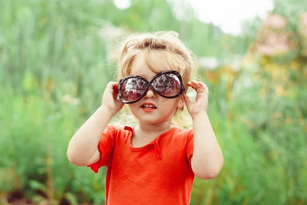 Κοριτσάκι στα γυαλιά ηλίου που χαμογελάει — Φωτογραφία Αρχείου