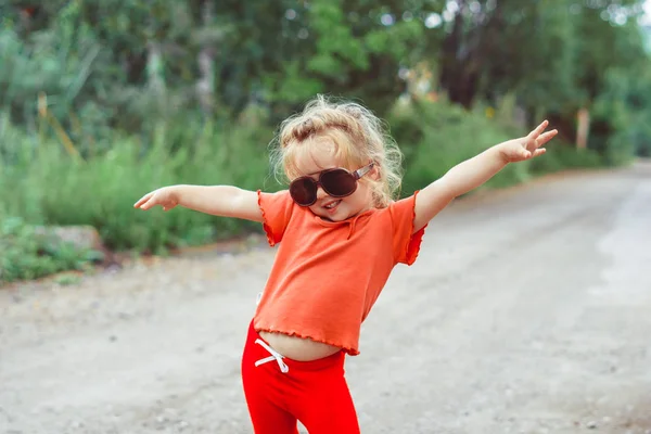 Κοριτσάκι χορεύει με τα γυαλιά — Φωτογραφία Αρχείου