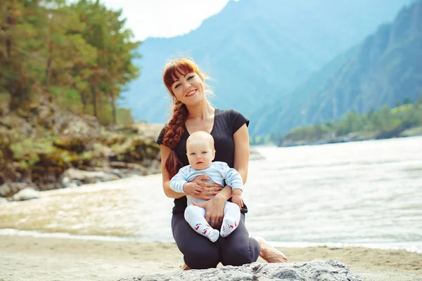 Nehir tarafından anne ve çocuk — Stok fotoğraf