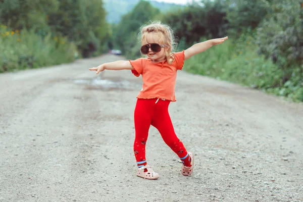 Klein meisje dansen in glazen — Stockfoto