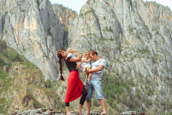 Famiglia con bambini in montagna — Foto Stock