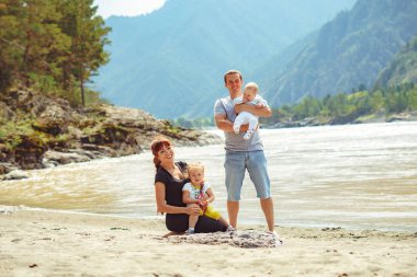 nehir Kıyısında çocuklu aile