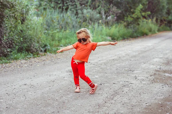 Petite fille dansant dans des lunettes — Photo