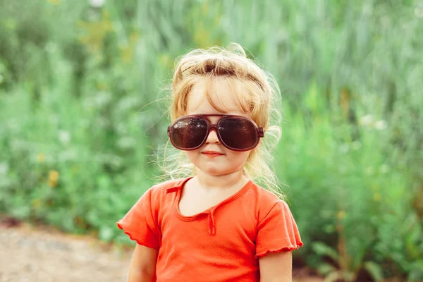 Menina em óculos de sol sorrindo — Fotografia de Stock