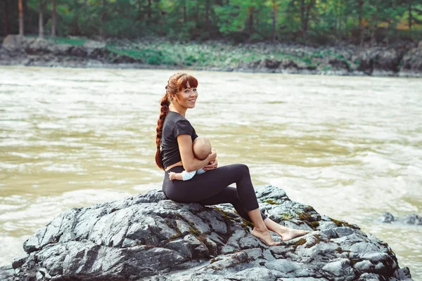 Madre allattamento al seno bambino in natura — Foto Stock