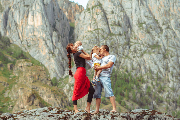 семья с детьми в горах
