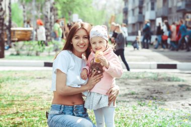 Anne ve kızı dondurma yemek