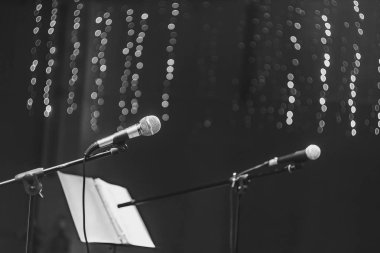 konser salonunda mikrofonlar